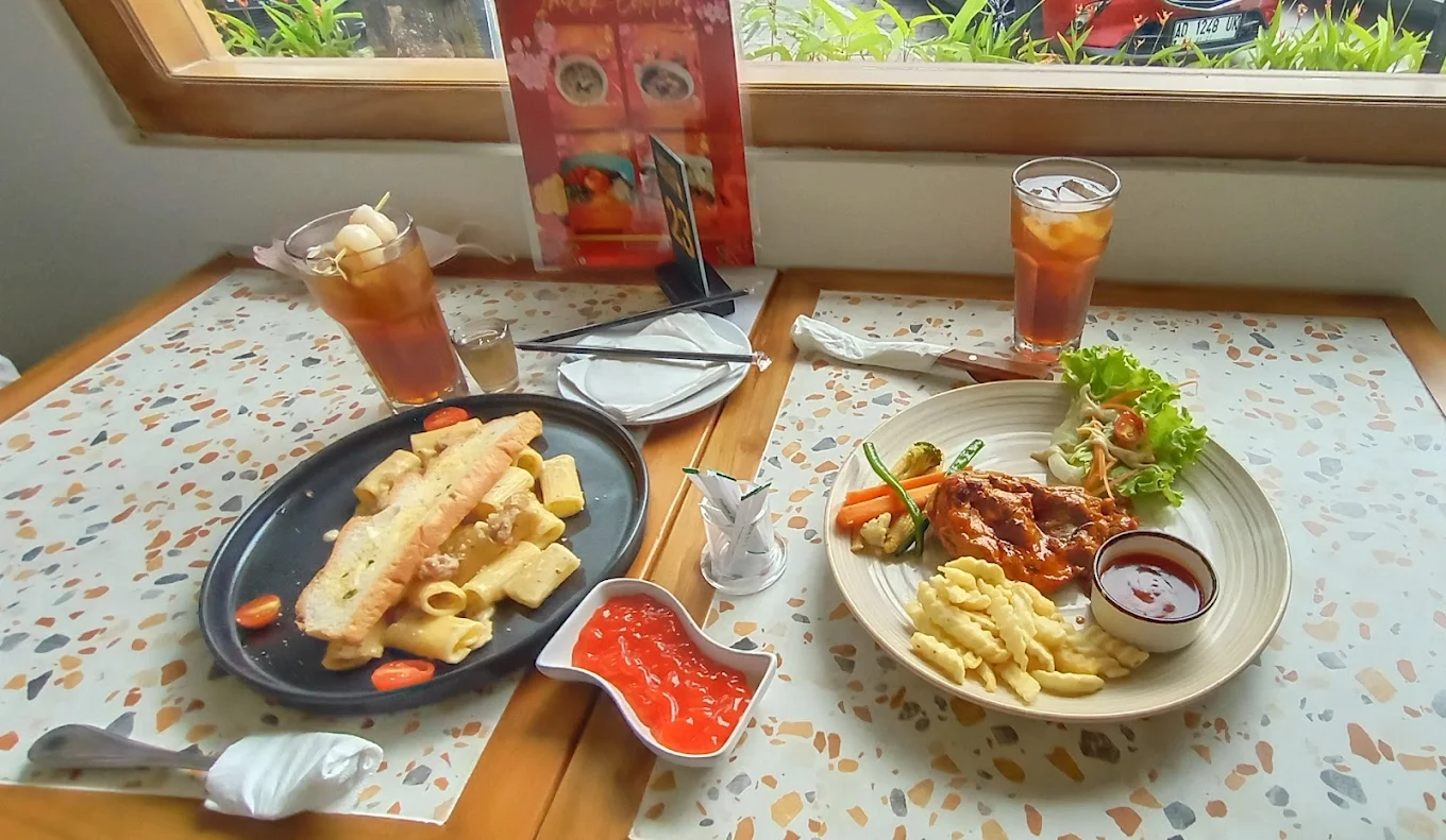 Meja makan dengan dua hidangan Baron House